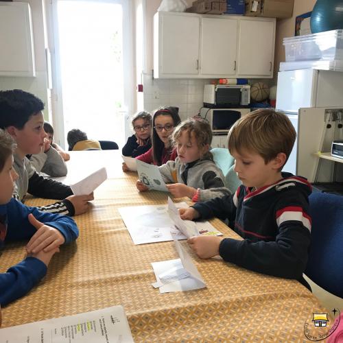 Conseil des élèves autour du logo de l'école mardi 6 mars